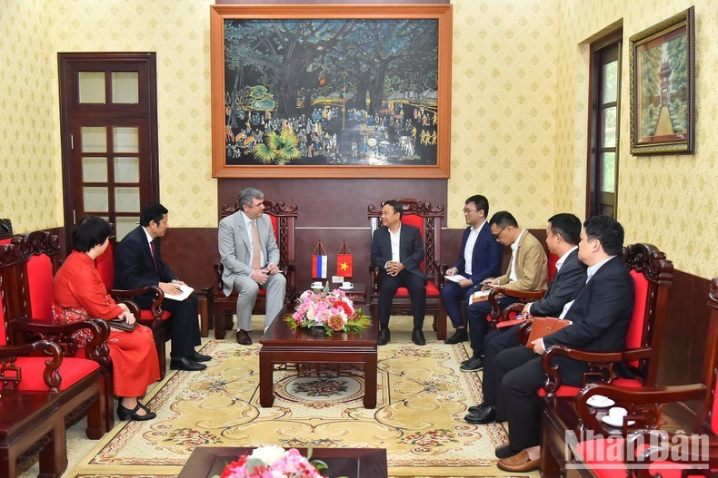 Le rédacteur en chef adjoint du journal Nhân Dân, Dinh Nhu Hoan, salue l’efficacité de la coopération entre le journal Nhân Dân et la ville de Saint-Pétersbourg.