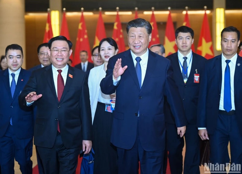 Le Président de l’Assemblée nationale Vuong Dinh Huê et le Secrétaire général et Président chinois Xi Jinping, le 13 décembre 2023. Photo : Duy Linh/Journal Nhân Dân. Le Président de l’Assemblée nationale Vuong Dinh Huê et le Secrétaire général et Président chinois Xi Jinping, le 13 décembre 2023. Photo : Duy Linh/Journal Nhân Dân.