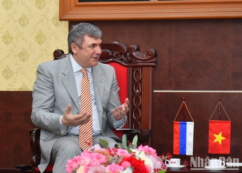 Le chef adjoint de la Commission des relations extérieures de Saint-Pétersbourg, Kalganov Viacheslav Gennadievich.