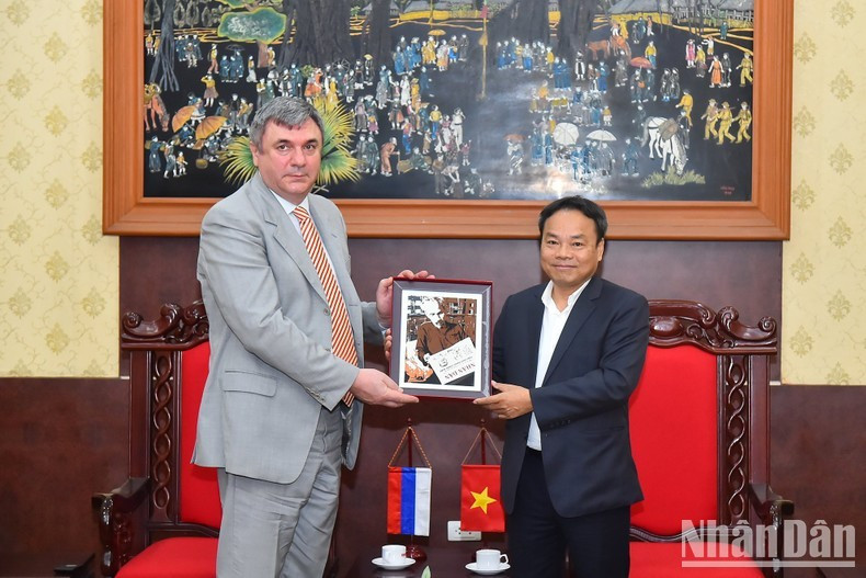 Le rédacteur en chef adjoint du journal Nhân Dân, Dinh Nhu Hoan, offre un cadeau à Kalganov Viatcheslav Gennadievich.