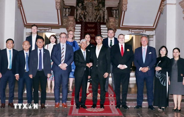 Le vice-président du Comité populaire de Hô Chi Minh-Ville, Vo Van Hoan, et l’ancien vice-chancelier, ancien ministre de la Santé et ministre de l’Économie et de la Technologie d’Allemagne, Philipp Rösler et les délégués posent pour une photo de groupe. Photo : VNA. Le vice-président du Comité populaire de Hô Chi Minh-Ville, Vo Van Hoan, et l’ancien vice-chancelier, ancien ministre de la Santé et ministre de l’Économie et de la Technologie d’Allemagne, Philipp Rösler et les délégués posent pour une photo de groupe. Photo : VNA.