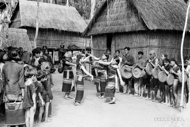 Des habitants du Tay Nguyen célèbrent la victoire. Photo : VNA.