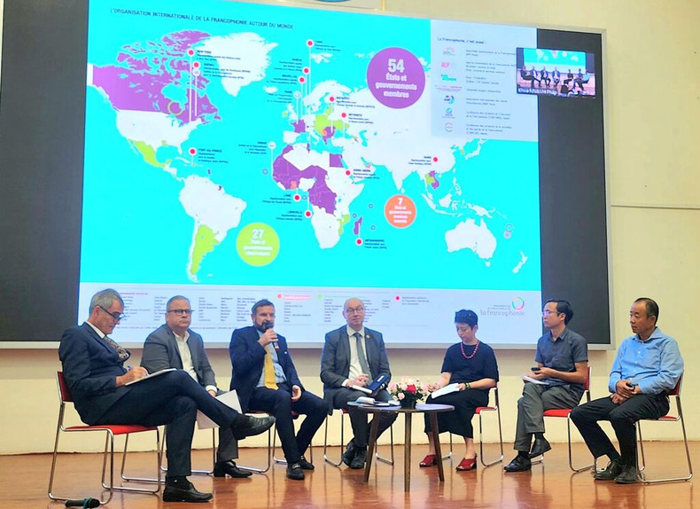 Les acteurs de la francophonie et des universitaires échangent lors de la table ronde. Les acteurs de la francophonie et des universitaires échangent lors de la table ronde.