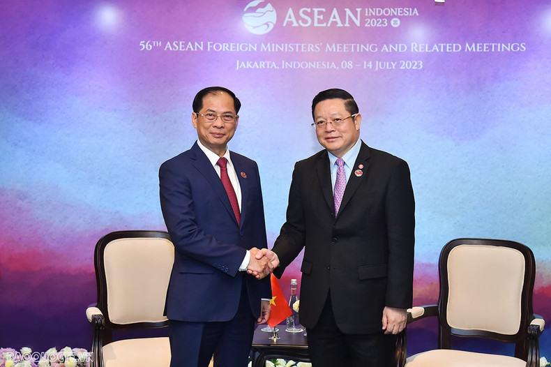 Le ministre vietnamien des Affaires étrangères Bui Thanh Son rencontre le secrétaire général de l’ASEAN Kao Kim Hourn en marge de la 56e réunion des ministres des Affaires étrangères de l’ASEAN (AMM-56) et de ses réunions connexes à Jakarta, en Indonésie, le 11 juillet 2023. Photo : baoquocte. Le ministre vietnamien des Affaires étrangères Bui Thanh Son rencontre le secrétaire général de l’ASEAN Kao Kim Hourn en marge de la 56e réunion des ministres des Affaires étrangères de l’ASEAN (AMM-56) et de ses réunions connexes à Jakarta, en Indonésie, le 11 juillet 2023. Photo : baoquocte.