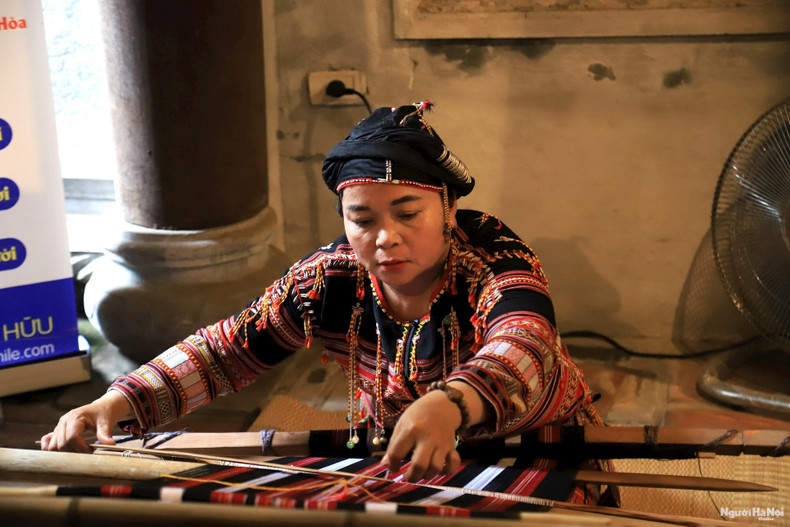 Artisane du village de brocart de Xi Thoai, So Thi Chuyen. Photo : nguoihanoi.