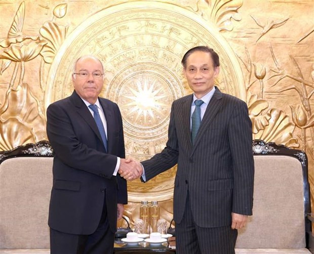 Le secrétaire du Comité central du Parti communiste vietnamien (PCV) et président de la Commission centrale des Relations extérieures du Parti, Lê Hoài Trung (à droite) et le ministre brésilien des AE Mauro Vieira. Photo : VNA.