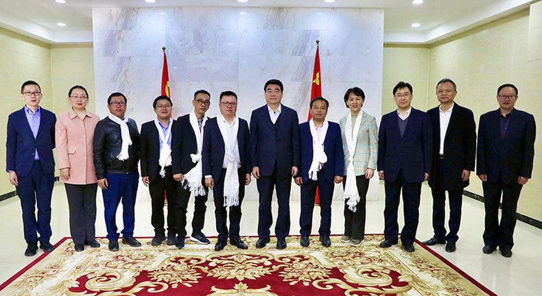 La délégation du journal Nhân Dân a pris une photo souvenir avec les dirigeants de la région autonome du Tibet. La délégation du journal Nhân Dân a pris une photo souvenir avec les dirigeants de la région autonome du Tibet.