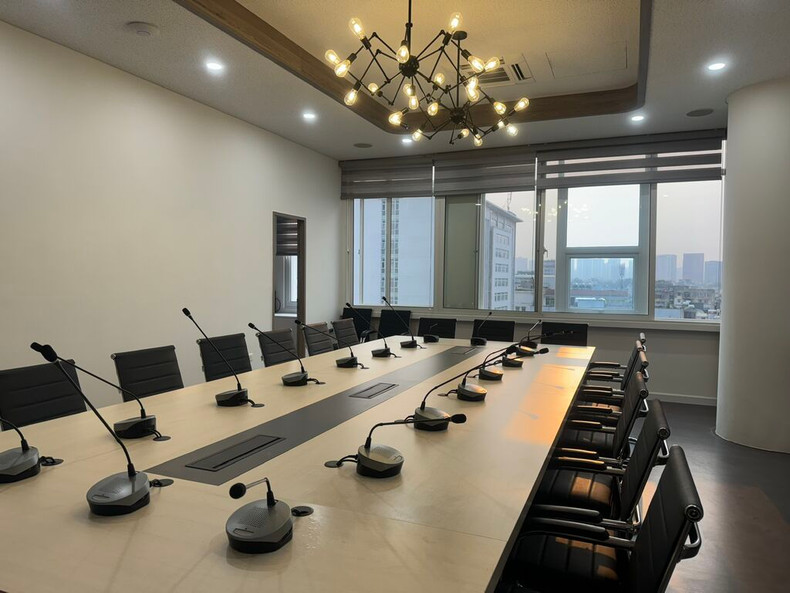 Dotés de salles bien équipées, d’un espace de travail idéal, les nouveaux locaux de l’AUF visent au bien-être de son personnel avec des conditions de travail confortables. Dotés de salles bien équipées, d’un espace de travail idéal, les nouveaux locaux de l’AUF visent au bien-être de son personnel avec des conditions de travail confortables.