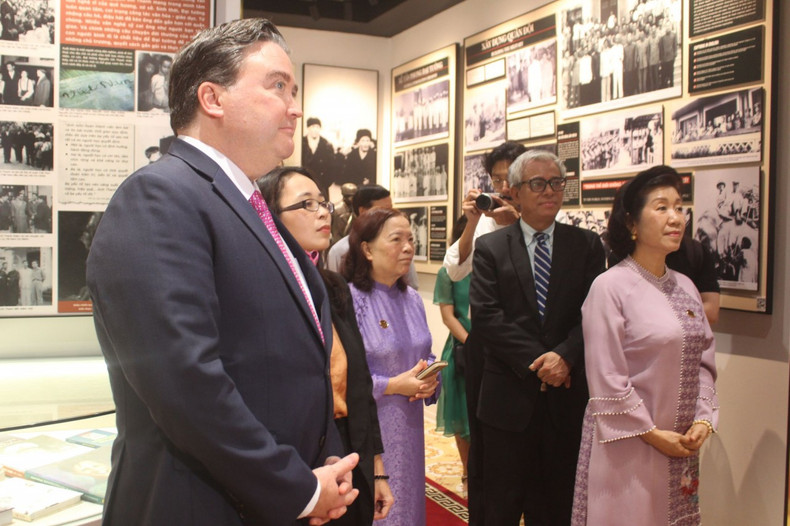 M. Marc Knapper a écouté attentivement le récit historique de la vie du général Nguyên Chi Thanh au musée portant son nom. Photo : baoquocte.
