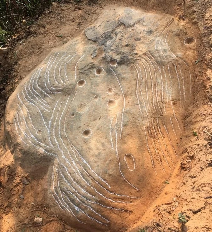 Une dalle gravée découverte à Mù Cang Chai. Photo : SGGP. Une dalle gravée découverte à Mù Cang Chai. Photo : SGGP.