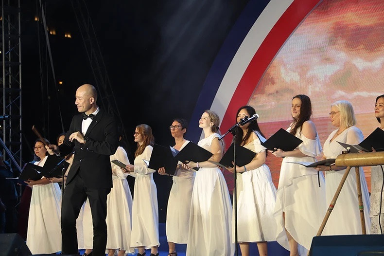Les artistes ont présenté de nombreuses performances lors de la soirée d’ouverture. Photo : Minh Phuong. Les artistes ont présenté de nombreuses performances lors de la soirée d’ouverture. Photo : Minh Phuong.