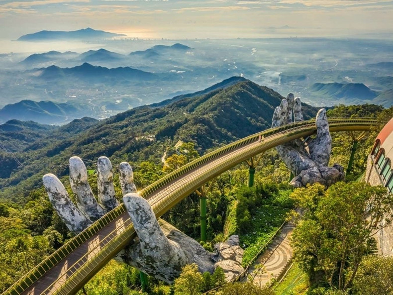 Le Pont d’or à Dà Nang figure sur la liste des 10 ponts les plus emblématiques du monde. Photo : Traveloka Le Pont d’or à Dà Nang figure sur la liste des 10 ponts les plus emblématiques du monde. Photo : Traveloka