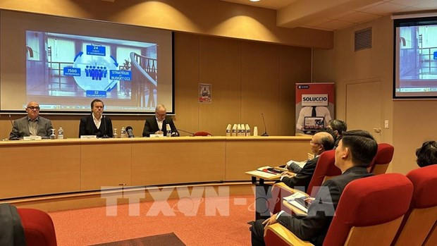 Lors de la table ronde. Photo : VNA.