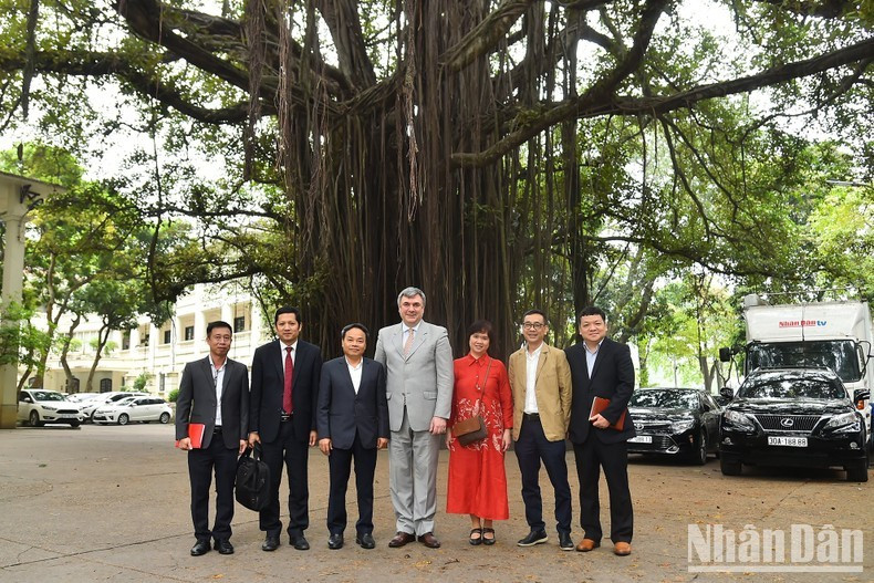 Les délégués posent pour une photo souvenir au siège du journal Nhân Dân.