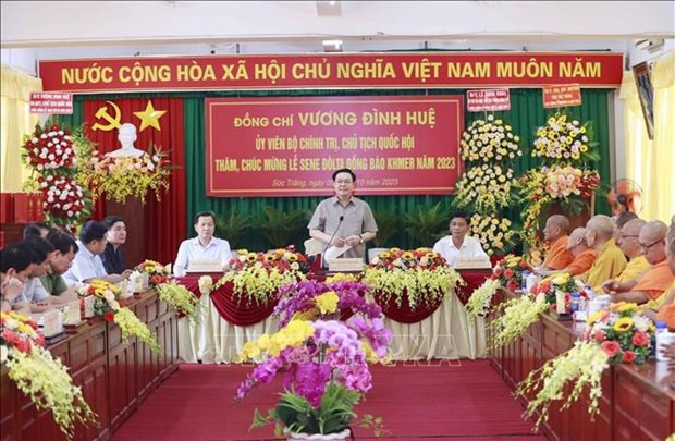 Le Président de l’Assemblée nationale, Vuong Dinh Huê, adresse ses voeux aux Khmers de Soc Trang à l'occasion de la fête Sene Dolta. Photo: VNA Le Président de l’Assemblée nationale, Vuong Dinh Huê, adresse ses voeux aux Khmers de Soc Trang à l'occasion de la fête Sene Dolta. Photo: VNA