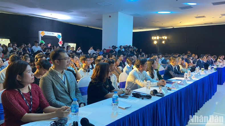 Le séminaire a attiré l’attention des experts et des étudiants de diverses universités et collèges.