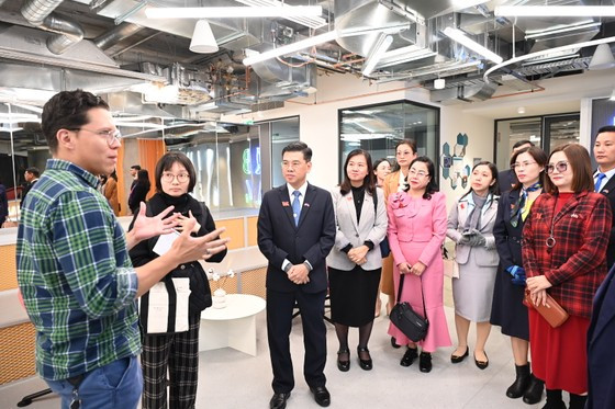 La délégation de Hô Chi Minh-Ville visite le Centre de l’entrepreneuriat et de l’innovation de l’État de Victoria. Photo : Saigongiaiphong.vn