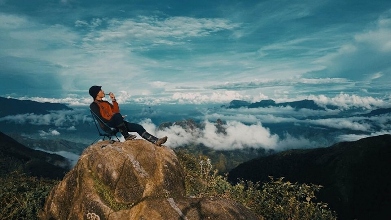 Visitez Bach Moc Luong Tu pour vous perdre dans un océan de nuages flottants. Photo : baoquocte.vn Visitez Bach Moc Luong Tu pour vous perdre dans un océan de nuages flottants. Photo : baoquocte.vn