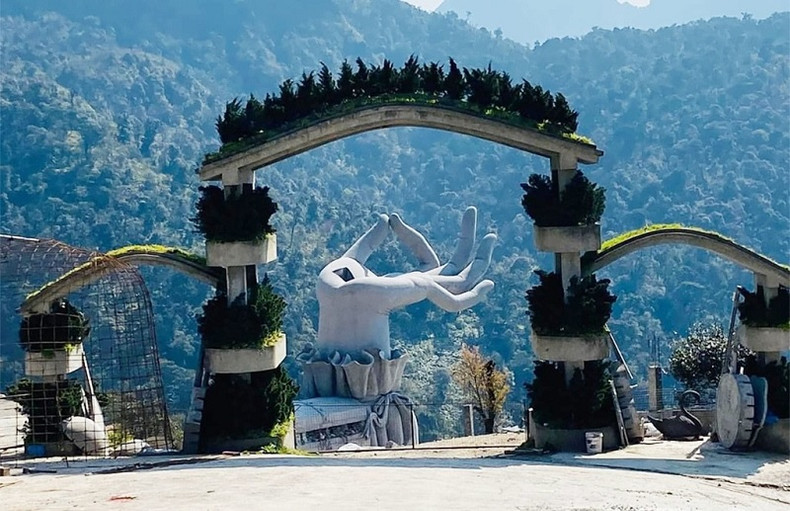 Le sommet du col Ô Quy Hô — un lieu de prise de vue magnifique. Photo : baoquocte.vn Le sommet du col Ô Quy Hô — un lieu de prise de vue magnifique. Photo : baoquocte.vn