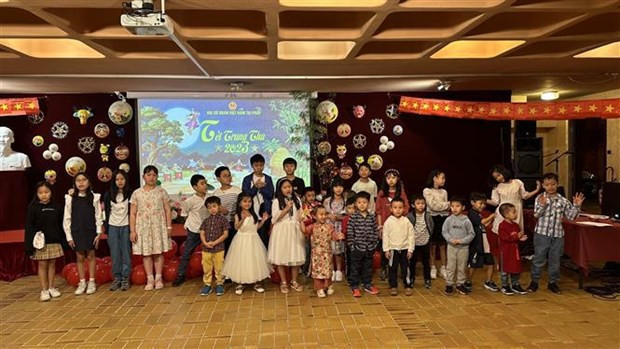 Des enfants à la fête de la nuit de pleine lune organisée par l'Ambassade du Vietnam en France. Photo : VNA.