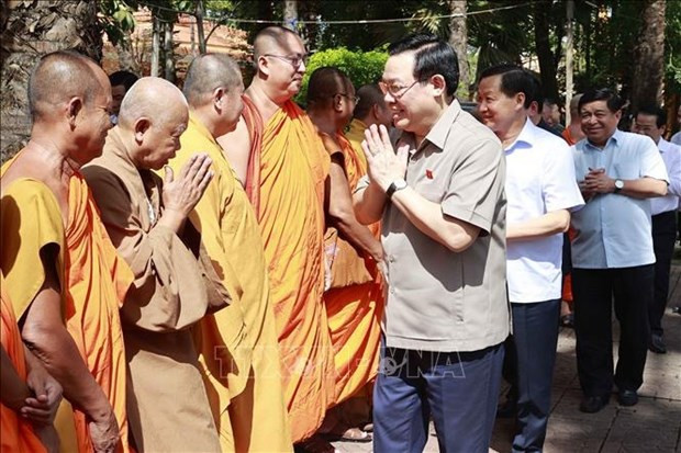 Le Président de l'Assemblée nationale, Vuong Dinh Huê, et des membres de l'Association provinciale de solidarité des bonzes patriotes de Soc Trang. Photo: VNA Le Président de l'Assemblée nationale, Vuong Dinh Huê, et des membres de l'Association provinciale de solidarité des bonzes patriotes de Soc Trang. Photo: VNA