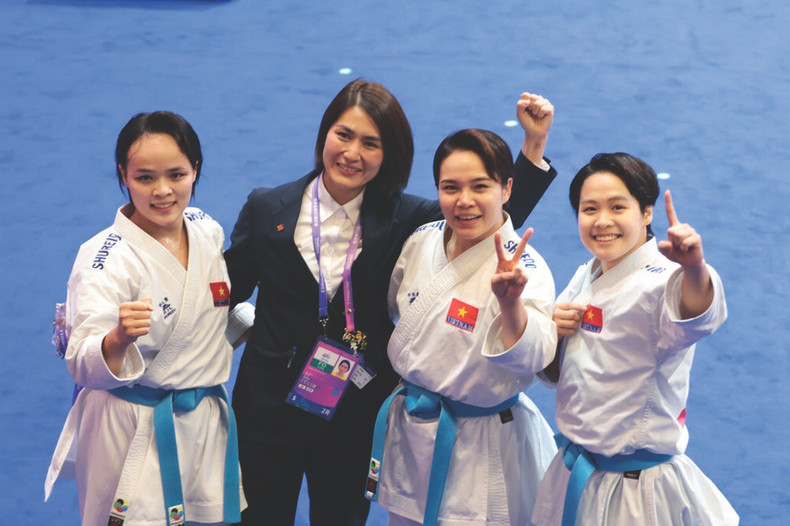 La joie de l’entraîneuse Hoàng Ngân (2e à gauche) et des karatékas vietnamiennes après avoir remporté l’or aux ASIAD 19. Photo : VNA La joie de l’entraîneuse Hoàng Ngân (2e à gauche) et des karatékas vietnamiennes après avoir remporté l’or aux ASIAD 19. Photo : VNA