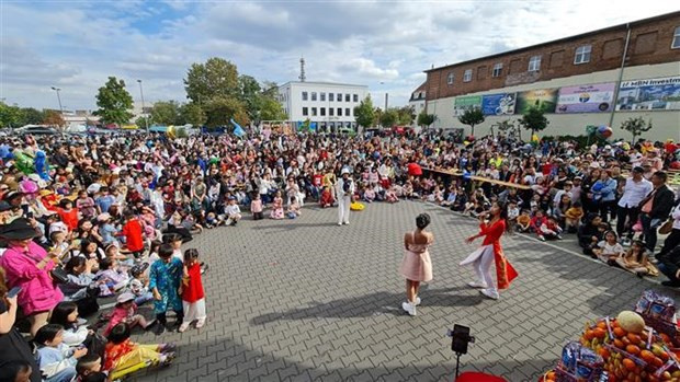 Des Vietnamiens à Berlin célèbrent la Fête de la mi-automne. Photo : VNA.