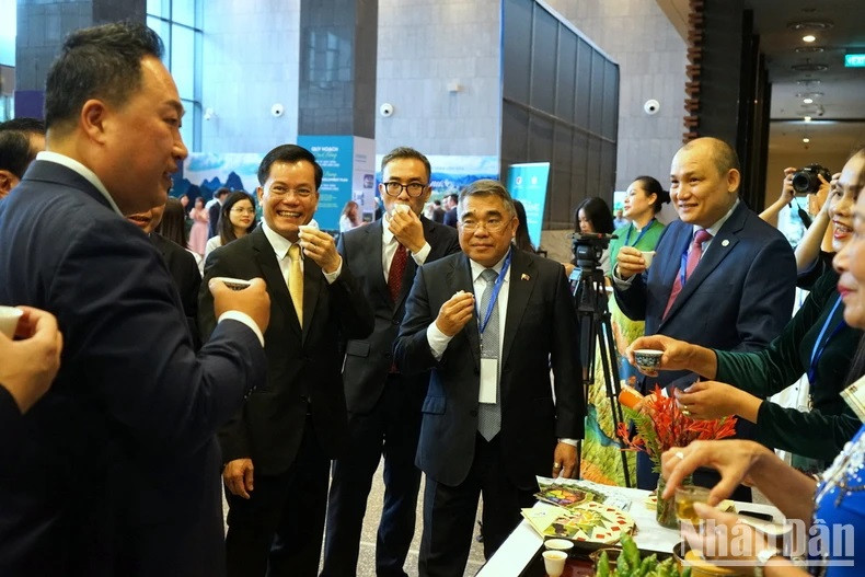 Les participants ont dégusté du thé Cao Bang et ont visité un stand présentant certaines des spécialités de la province et des produits OCOP en marge de la conférence. Photo : Trung Hung/NDEL. Les participants ont dégusté du thé Cao Bang et ont visité un stand présentant certaines des spécialités de la province et des produits OCOP en marge de la conférence. Photo : Trung Hung/NDEL.