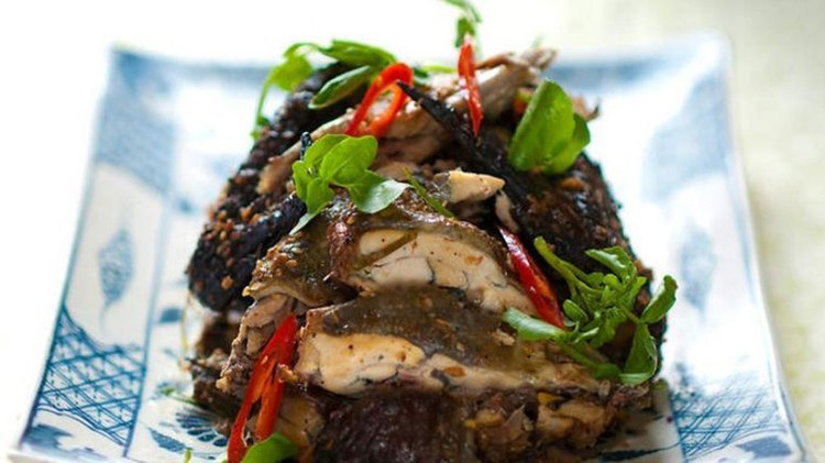 Le plat le plus attrayant pour les voyageurs est le poulet noir grillé au miel. Photo : tcdulichtphcm