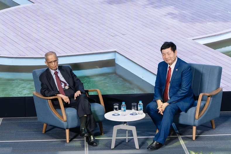 M. Truong Gia Binh, président de FPT, a présidé la séance de discussion entre le fondateur d’Infosys, Narayana Murthy, et la communauté informatique vietnamienne dans l’après-midi du 20 mai. M. Truong Gia Binh, président de FPT, a présidé la séance de discussion entre le fondateur d’Infosys, Narayana Murthy, et la communauté informatique vietnamienne dans l’après-midi du 20 mai.