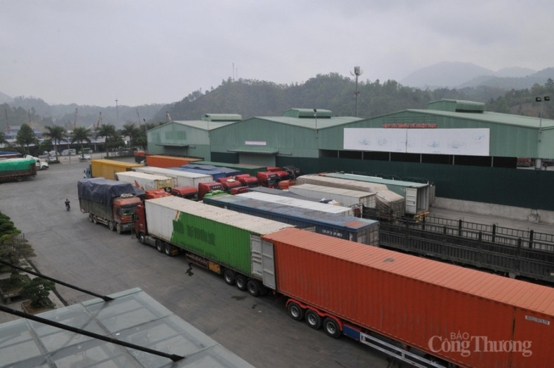 Importation et exportation de marchandises au poste-frontière de Huu Nghi (Lang Son). Photo : Congthuong Importation et exportation de marchandises au poste-frontière de Huu Nghi (Lang Son). Photo : Congthuong