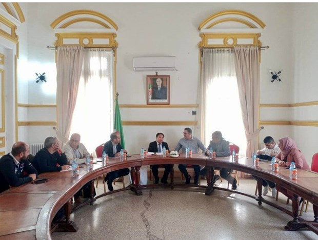 Un échange de vue pour présenter le potentiel de coopération, d'import-export et d'investissement entre le Vietnam et l’Algérie, le 29 avril. Photo: VNA Un échange de vue pour présenter le potentiel de coopération, d'import-export et d'investissement entre le Vietnam et l’Algérie, le 29 avril. Photo: VNA