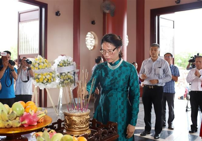 Mme Dang Thi Hai Tam, consule générale du Vietnam à Savannakhet, a offert de l'encens en mémoire du Président Hô Chi Minh. Photo : VNA.