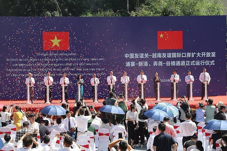 Ouverture officielle de la route spécialisée aux postes-frontières internationaux Huu Nghi (Vietnam) - You yi quan (Chine). Photo : baohaiquan. Ouverture officielle de la route spécialisée aux postes-frontières internationaux Huu Nghi (Vietnam) - You yi quan (Chine). Photo : baohaiquan.