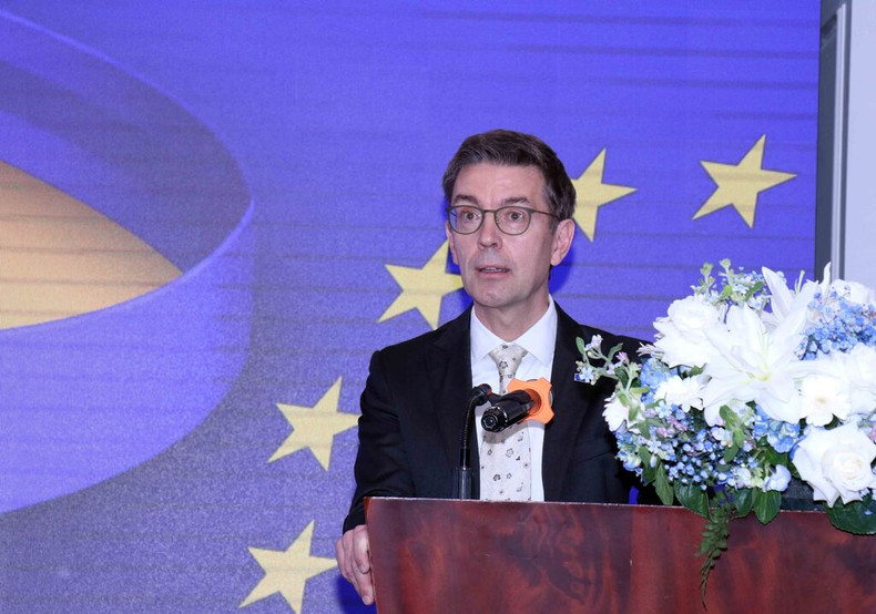 L'ambassadeur de l'UE au Vietnam, Julien Guerrier, expose son opinion à la célébration de la Journée de l'Europe 2024, le 16 mai à Hô Chi Minh-Ville. Photo : VNA L'ambassadeur de l'UE au Vietnam, Julien Guerrier, expose son opinion à la célébration de la Journée de l'Europe 2024, le 16 mai à Hô Chi Minh-Ville. Photo : VNA