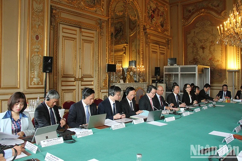 La délégation vietnamienne participant à la réunion comprend l’ambassadeur vietnamien en France Dinh Toan Thang, et les représentants du Bureau du gouvernement, du ministère du Plan et de l’Investissement, du ministère des Finances, du ministère de l’Industrie et du Commerce, de la ville de Hanoï et de la province de Ninh Binh. Photo : Minh Duy La délégation vietnamienne participant à la réunion comprend l’ambassadeur vietnamien en France Dinh Toan Thang, et les représentants du Bureau du gouvernement, du ministère du Plan et de l’Investissement, du ministère des Finances, du ministère de l’Industrie et du Commerce, de la ville de Hanoï et de la province de Ninh Binh. Photo : Minh Duy
