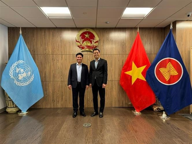 L'ambassadeur Dang Hoang Giang, chef de la Mission permanente du Vietnam auprès de l'ONU (droite) et le colonel, professeur et docteur Nguyen Truong Tho, directeur adjoint de l'Académie de la sécurité populaire. Photo : VNA.