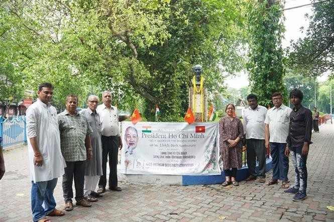 Représentants du Comité de solidarité Inde-Vietnam du Bengale-Occidental. Photo: VNA. Représentants du Comité de solidarité Inde-Vietnam du Bengale-Occidental. Photo: VNA.