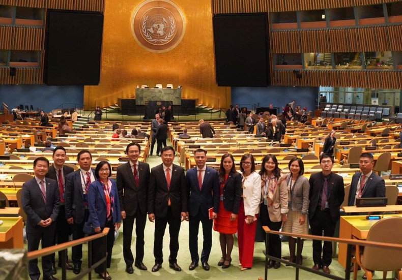 La délégation vietnamienne a assisté à la séance de vote et d’annonce des résultats de son adhésion au Conseil des droits de l’homme des Nations Unies en octobre 2022. Photo : Mission du Vietnam auprès des Nations Unies