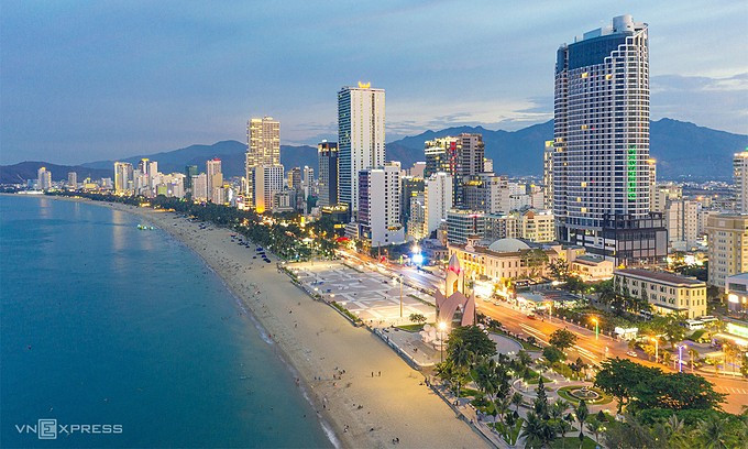 Une plage dans le centre-ville de Nha Trang, dans la province de Khanh Hoa. Photo: VnExpress. Une plage dans le centre-ville de Nha Trang, dans la province de Khanh Hoa. Photo: VnExpress.