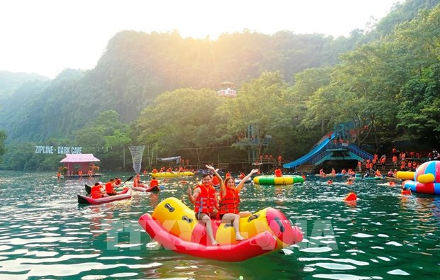 Des touristes à Quang Binh. Photo: VNA. Des touristes à Quang Binh. Photo: VNA.