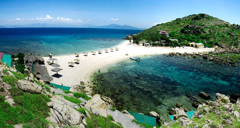 La plage de Nha Trang est dotée d'une eau bleue cristalline et d'un sable blanc. Photo : VNA. La plage de Nha Trang est dotée d'une eau bleue cristalline et d'un sable blanc. Photo : VNA.