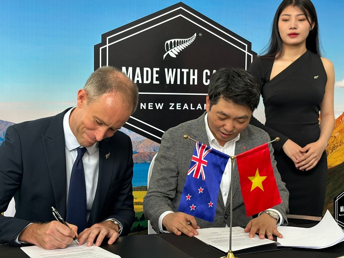 Les représentants de la Nouvelle-Zélande et de Lotte ont signé un accord de coopération dans la matinée du 19 mai. Photo : baodautu. Les représentants de la Nouvelle-Zélande et de Lotte ont signé un accord de coopération dans la matinée du 19 mai. Photo : baodautu.