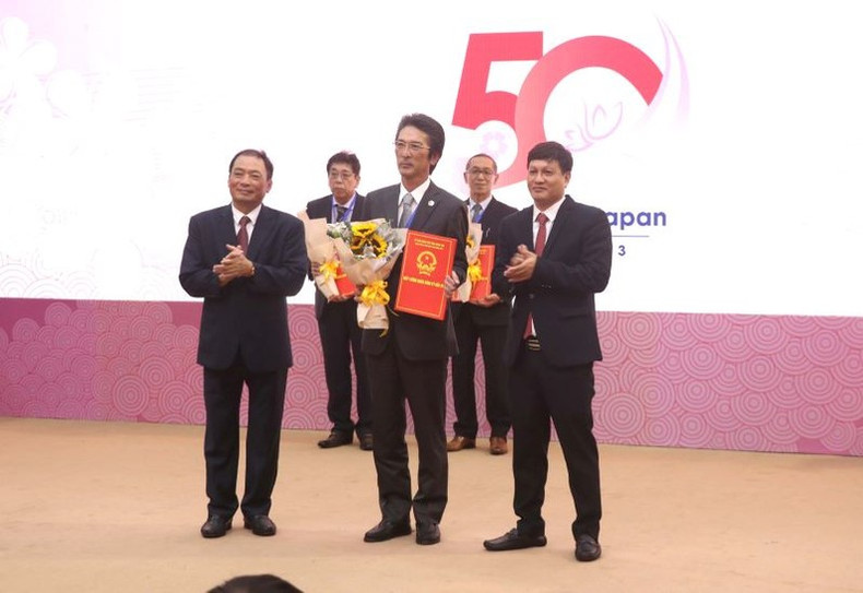 Le Comité populaire provincial de Hung Yên a remis des certificats d'investissement aux entreprises japonaises. Photo : NDEL.