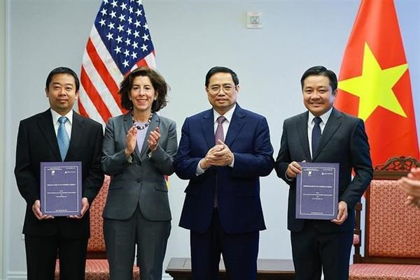 Le matin du 11 mai 2022, à Washington D.C, le Premier ministre vietnamien Pham Minh Chinh et la secrétaire américaine au Commerce Gina Raimondo ont assisté à l'attribution du certificat d'investissement et de la licence d'enregistrement d'entreprise à Son My LNG Terminal Co., Ltd. (AES). Photo : VNA.