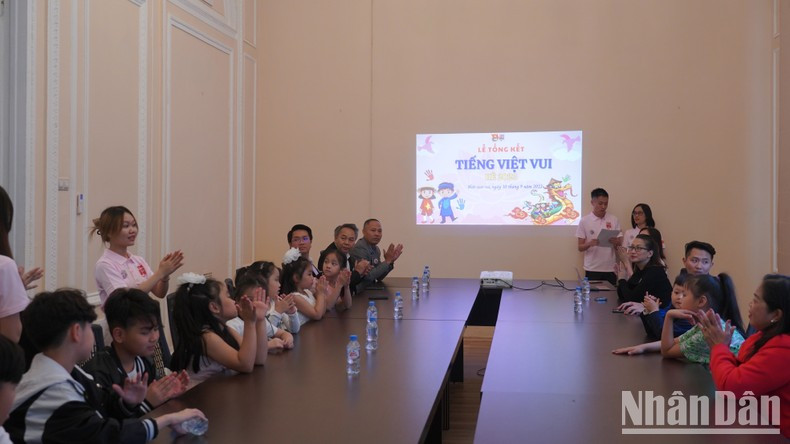 Les élèves vietnamiens participant au cours appartiennent pour la plupart aux deuxième et troisième générations vietnamiennes en Russie. Les élèves vietnamiens participant au cours appartiennent pour la plupart aux deuxième et troisième générations vietnamiennes en Russie.