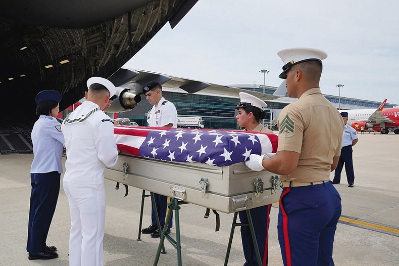 La 161e cérémonie de rapatriement des restes des soldats américains portés disparus au Vietnam (MIA) a eu lieu à l’aéroport international de Dà Nang le 27 juin 2023. Photo : VNA.