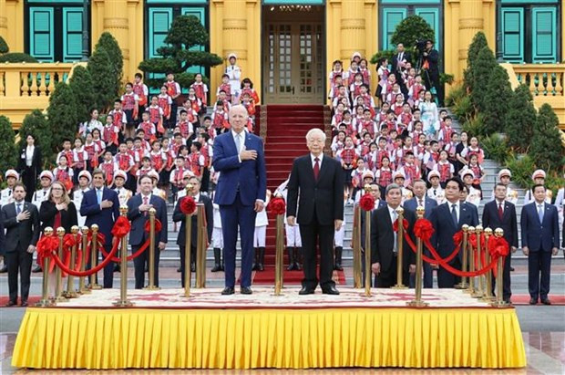 Le Secrétaire général du PCV Nguyên Phu Trong (à droite) accueille le Président américain Joe Biden, à Hanoi, le 10 septembre. Photo : VNA.