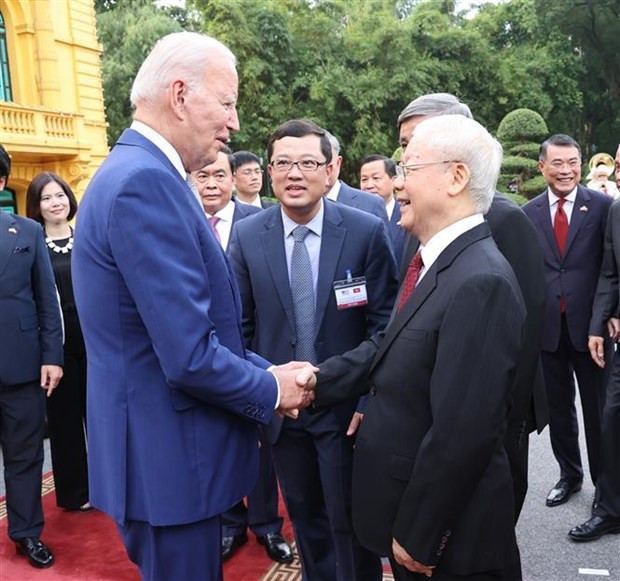 Le Secrétaire général du PCV Nguyên Phu Trong (à droite) présentant ses salutations au Président américain Joe Biden, à Hanoi, le 10 septembre. Photo : VNA.