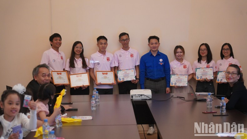 Remise de certificats de mérite aux étudiants participant au programme « Tiếng Việt vui ». Remise de certificats de mérite aux étudiants participant au programme « Tiếng Việt vui ».